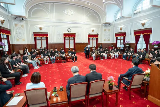 紅地毯的大廳裡,團隊與總統圍坐座談