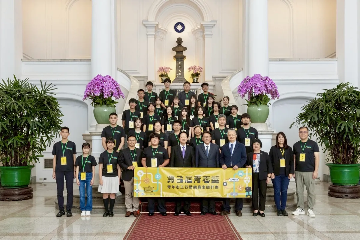 展心團隊與總統、貴賓在總統府大廳階梯前,拿著第三屆青志獎布條大合照